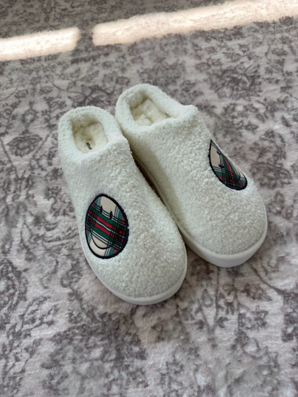 aerie Cozy White Sherpa Plaid Smiley Face Patch Slip-On Slippers Size 8